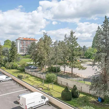 Le Raymond: Centrally Located With Parking