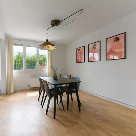 Apartment Le Raymond: Centrally Located With Parking