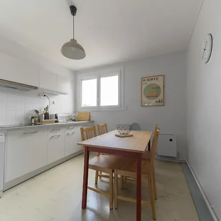 Le Raymond: Centrally Located With Parking Apartment *