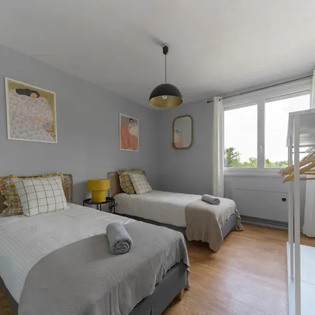 Le Raymond: Centrally Located With Parking *