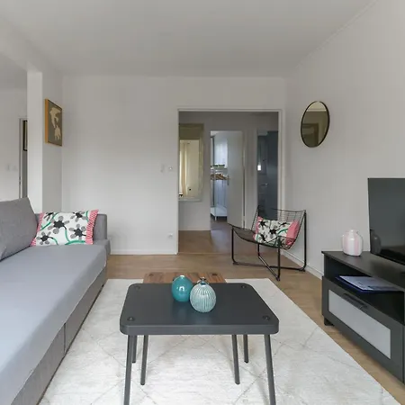 Le Raymond: Centrally Located With Parking Apartment