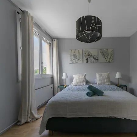 Le Raymond: Centrally Located With Parking Apartment *