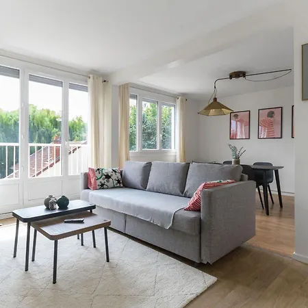 Apartment Le Raymond: Centrally Located With Parking